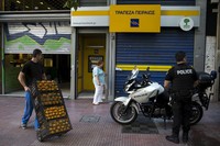 Sejumlah ATM kehabisan uang. REUTERS/Marko Djurica.