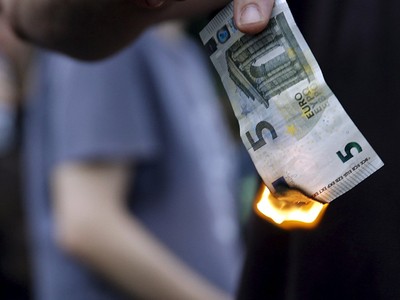 Puluhan Ribu Warga Yunani Tolak Utang IMF