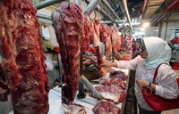 Seorang pembeli memilih daging di Pasar Tradisional Majestik, Jakarta Selatan, Selasa (30/06/2015).