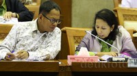 Saat anggota Komisi VI mempertanyakan perkembangan masalah tukar guling saham PT Dayamitra Telekomunikasi oleh sang induk, PT Telekomunikasi Indonesia Tbk dengan PT Tower Bersama Infrastructure Tbk. Rini langsung menjawab bahwa masalah transaksi Mitratel oleh Telkom dengan skema tukar guling saham ini telah dibatalkan. Pool/Lamhot Aritonang/detikFoto.