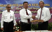 Direktur Morget & Consumer BTN Masyur S Nasution, Sekjen Kementrian PUPR Taufik Wijoyono dan Direktur Utama Bapertarum PNS  Heroe Soelistiawan berbincang usai penandatangan kerja sama di Kementerian Pekerjaan Umum dan Perumahan Rakyat, Jakarta, Selasa (30/6/2015).