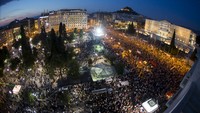 Para warga ini mendukung pemerintahan yang dipimpin oleh perdana menteri sayap kiri, Alexis Tsipras, yang menolak dana bantuan tersebut. Kemungkinan besar, voting yang akan dilakukan warga dalam menentukan nasib Yunani juga berakhir mengecewakan.  REUTERS/Marko Djurica.