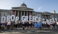 Tak disangka-sangka, para rakyatnya justru mendukung Tsipras dan membuat Yunani makin dekat dengan kebangkrutan. Puluhan ribu warga negeri dewa-dewi itu pun turun ke jalan melewati toko-toko dan bank yang tutup. REUTERS/Neil Hall.