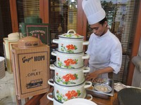 Live cooking stall di area outdoor Restoran Jakarta. Kaleng kerupuk hingga wadah makanannya sengaja dipilih dengan corak khas tahun 1900-an awal.