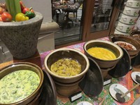 Bayam Masak Lemak, Gulai Sotong, Sar Keong Duck, dan Sambal Udang Goreng Asam adalah beberapa menu prasmanan di Jakarta Restaurant.