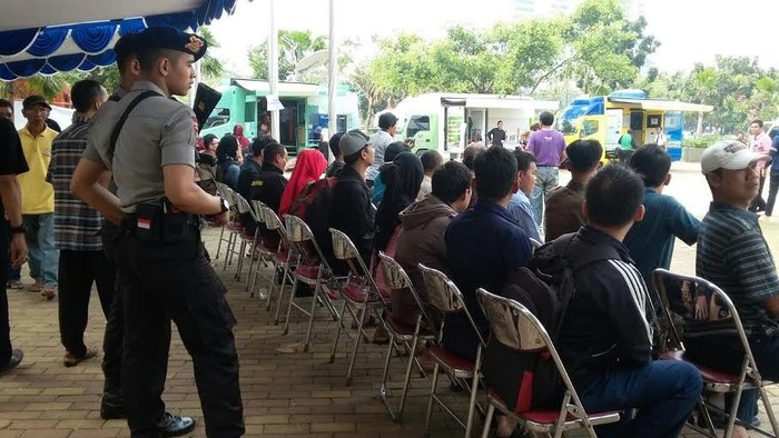 Penukaran Uang Receh di Monas Dijaga Brimob Bersenjata Lengkap