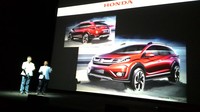 Presdir PT Honda Prospect Motor Tomoki Uchida dan Direktur Pemasaran dan Layanan Purna Jual HPM Jonfis Fandy menampilkan desain BR-V. (Luthfi-detikOto).