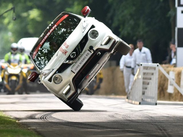 Nissan Juke Nismo RS Cetak Rekor Dunia Berjalan dengan 2 Ban