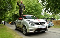 Juke Nismo RS yang dikemudikan oleh seorang stuntman yang bernama Terry Grant berhasil memecahkan rekor dunia yang pernah dibuat pada tahun 2011 lalu. Pool/dok Nissan.