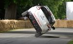 Nissan Juke Nismo RS Cetak Rekor Dunia Berjalan dengan 2 Ban