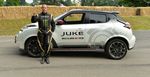 Nissan Juke Nismo RS Cetak Rekor Dunia Berjalan dengan 2 Ban