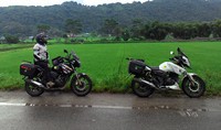 Ditemani TVS Apache RTR 180 yang tangguh, tim perlahan mulai bergerak menuju target eksplorasi utama. Kawasan perkampungan/desa adat Toraja yang banyak tersebar di sekitar Makale hingga ke Rantepao menjadi tujuan utama. Pool/dok tim TVS Apache Sulawesi ExplorAdventure.
