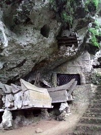 Dalam perjalanan menuju Rantepao, tim melewati salah satu komplek pemakaman tua di dinding bukit di kawasan Lamo yang letaknya yang tidak terlalu jauh dari jalan utama. Hal itu jelas memberikan kemudahan akses tersendiri untuk para wisatawan. Pool/dok tim TVS Apache Sulawesi ExplorAdventure.