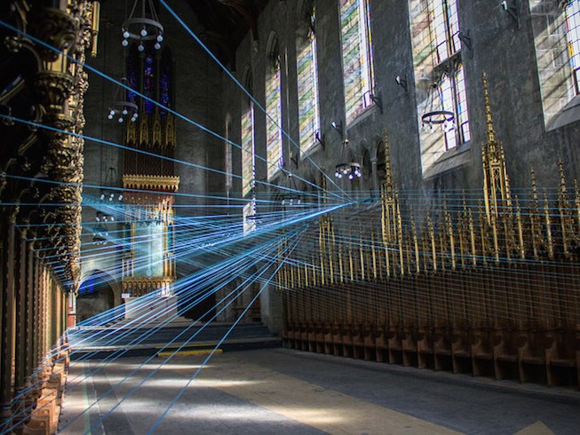 Seniman Hiasi Gereja yang Terbengkalai 20 Tahun dengan 2000 Meter Kabel