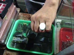 Penampakan Batu Akik Glow in the Dark Asli Palu