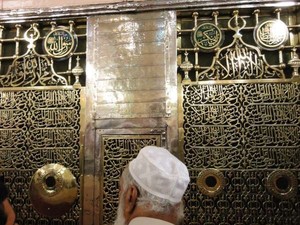 Antara Haru dan Rindu di Depan Makam Nabi Muhammad SAW
