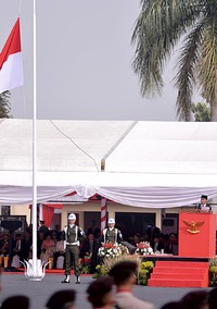 Tak hanya pita hitam, bendera merah-putih saat upacara dikibarkan setengah tiang, sebagai ungkapan duka mendalam atas peristiwa nahas tersebut. Istimewa/Cahyo Setpres/detikFoto.     