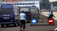 Tak hanya ambulance, ada puluhan personel Paskhas turut disiagakan di lokasi. Saat ini mereka tengah mendapat pengarahan karena rencananya prajurit-prajurit Paskhas ini lah yang akan mengangkut jenazah dari pesawat ke mobil ambulans.