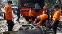 Petugas mengevakuasi puing-puing Hercules.