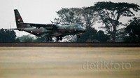     Pesawat CN-295 yang membawa jenazah korban Hercules mendarat di Lanud Halim Perdanakusuma, Jakarta Timur.