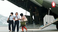     Beberapa anggota TNI AU turun dari pesawat sambil membawa foto korban Hercules.