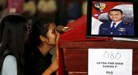 Keluarga menangis di peti jenazah Letda Dian Sukma Pasaribu. REUTERS/Beawiharta.