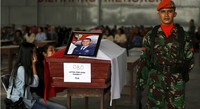 Jenazah Letda Dian disimpan di pangkalan militer di Medan. REUTERS/Beawiharta.