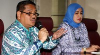 Ketua Komite II DPD Parlindungan Purba dan Anggota DPD Denty Eka Widi Pratiwi memberikan keterangan mengenai jatuhnya pesawat Hercules. Jumpa pers digelar di Komplek Parlemen, Senayan, Jakarta, Rabu (1/7/2015). Pool/Lamhot Aritonang/detikFoto.