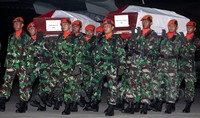 Penyerahan jenazah dilakukan dalam sebuah upacara yang dipimpin oleh Presiden Jokowi.