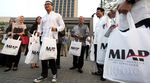 Masyarakat Indonesia Anti Pemalsuan Bagikan Takjil