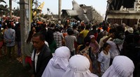 Ribuan warga Medan, Sumut masih berkerumun di lokasi jatuhnya pesawat Hercules di Jl Djamin Ginting.