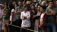 Petugas pun memasang garis polisi agar mereka tak mendekat.