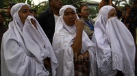 Lokasi jatuhnya pesawat Hercules, Rabu (1/7/2015) memang menjadi tontonan. Banyak warga yang membawa memfoto dengan HP mereka.