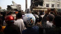 Ratusan personel gabungan masih melakukan penggalian di puing-puing. Belasan ambulans juga tersedia tak jauh dari lokasi.