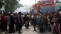 Hingga kemudian akhirnya petugas mengusir warga menjauh dari lokasi. Bukan apa-apa, evakuasi masih dilakukan. Alat berat bekerja menggali di reruntuhan.