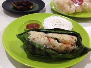 Warung Lombok: Gurih Wangi Nasi Bakar Berisi Ikan Asin Jambal yang Garing