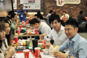 Warga Yangon Antre Berjam-jam pada Pembukaan Gerai KFC Pertama di Myanmar