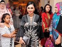 Yuni Shara cantik berkaftan di Bulan Ramadan. Pool/Noel/detikFoto.