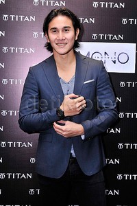 Sementara Vino tampil necis dengan setelan jas biru. Pool/Noel/detikFoto.