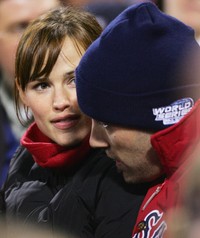     Setelah berpisah dari J.Lo, Ben kemudian berpacaran dengan Jennifer Garner pada 2004. Ini foto pertama ketika pasangan itu kepergok menyaksikan pertandingan Boston Red Sox melawan St. Louis Cardinals pada Oktober  2004 di Boston.