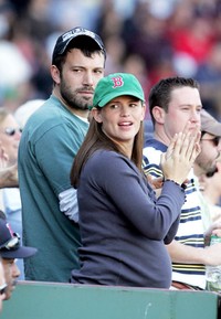 Jennifer yang tengah hamil anak pertamanya menemani Ben Affleck menyaksikan pertandingan Boston Red Sox melawan New York Yankees pada 2005.