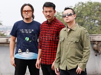 Belum lama ini, The Fly (Adith berhalangan datang) bersama Rio Dewanto menyambangi kantor detikHOT.