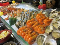 Sashimi, ragam sushi, udang, dan kerang jadi menu alternatif Open Restaurant.
