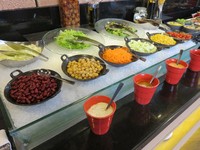 Salad bergaya Eropa dan Timur Tengah dihadirkan dalam keadaan segar.