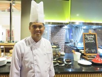 Chef Zulkarnain sebagai Executive Chef yang meracik hidangan spesial bersama tim dapur di Open Restaurant.