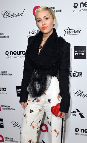 Miley Cyrus Kepergok Cium Mesra Kekasih Wanitanya