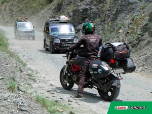 Di Negara Mana Saja Bikers Mario Servis dan Ganti Oli Castrol?