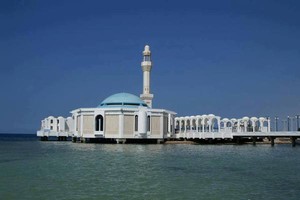 Jeddah Punya Masjid Cantik Terapung di Laut Merah