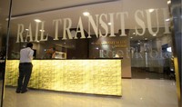 Hotel transit ini letaknya di sisi selatan lantai 1 Stasiun Gambir atau tepatnya di dekat loket karcis atau di atas pintu masuk stasiun.