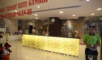     Sejumlah petugas beraktivitas di dalam hotel. Seperti diketahui, hotel yang baru saja diresmikan ini setiap kamarnya dilengkapi dengan satu TV layar datar, koneksi WiFi, AC, pemanas air hangat (water heater), dan fasilitas loker penyimpanan barang.